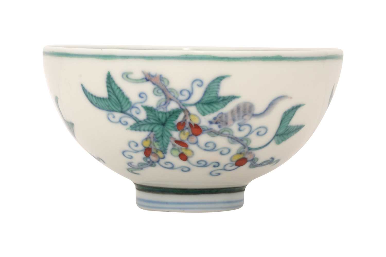 Lot 89 - A CHINESE DOUCAI 'SQUIRREL AND GRAPES' BOWL