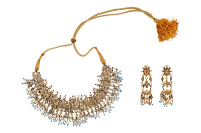 Lot 259 - AN INDIAN CHOKER AND A PAIR OF EARRINGS WITH MOON AND FISH MOTIF