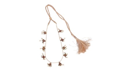 Lot 256 - A PEARL NECKLACE WITH INDIAN KUNDAN-SET ENAMELLED PENDANTS