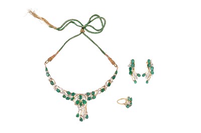 Lot 24 - AN IMPRESSIVE GOLD, EMERALD AND DIAMOND COCKTAIL JEWELLERY SET.