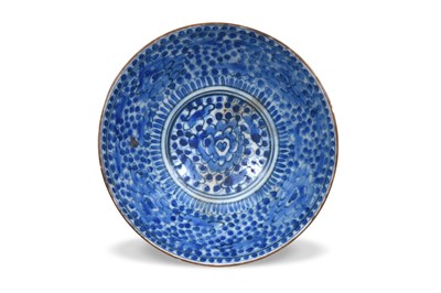 Lot 157 - A SAFAVID CHINESE PORCELAIN-INSPIRED BLUE AND WHITE POTTERY BOWL