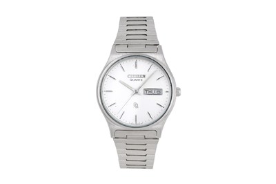 Lot 39 - A MEN'S CITIZEN STAINLESS STEEL QUARTZ BRACELET WATCH.