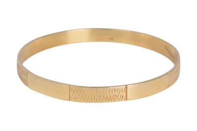 Lot 2 - AN 18K GOLD BANGLE