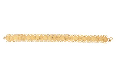 Lot 4 - A MIDDLE EASTERN YELLOW METAL LINK BRACELET