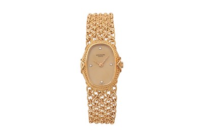 Lot 15 - A PATEK PHILIPPE WOMAN'S 18K YELLOW GOLD MANUAL BRACELET WATCH.
