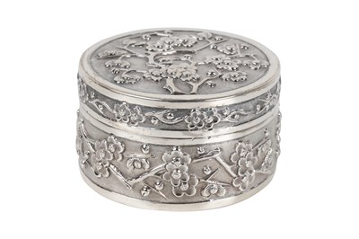 Lot 132 - A CHINESE EXPORT SILVER SNUFFBOX WITH BLOSSOMING PRUNUS