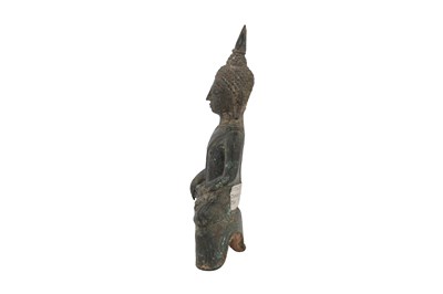 Lot 172 - A THAI BRONZE SEATED BUDDHA FIGURINE