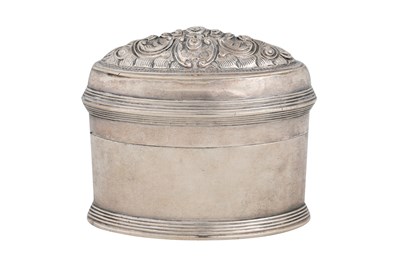 Lot 247 - A BURMESE SILVER SNUFFBOX WITH REPOUSSÉ FLORAL DECORATION