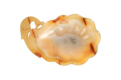 Lot 233 - A CARVED INDIAN BANDED AGATE DRINKING CUP WITH PEACOCK HANDLE