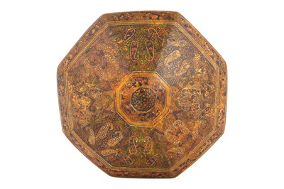 Lot 114 - A KASHMIRI LACQUERED PAPIER-MÂCHÉ TURBAN HOLDER WITH FLORAL AND PAISLEY MOTIFS