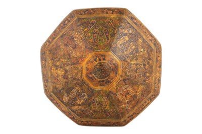 Lot 114 - A KASHMIRI LACQUERED PAPIER-MÂCHÉ TURBAN HOLDER WITH FLORAL AND PAISLEY MOTIFS