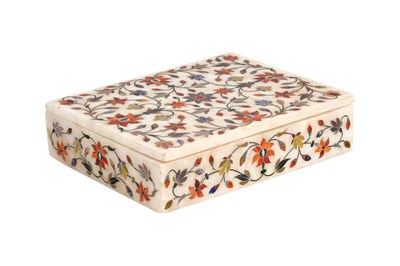 Lot 227 - AN INDIAN PIETRA DURA-INLAID MARBLE LIDDED BOX