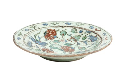 Lot 137 - AN IZNIK POTTERY DISH WITH RED-SPECKLED BLUE TULIPS
