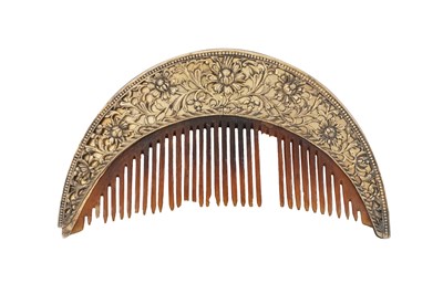 Lot 267 - A TORTOISESHELL HAIR COMB WITH PARCEL-GILT MOUNT
