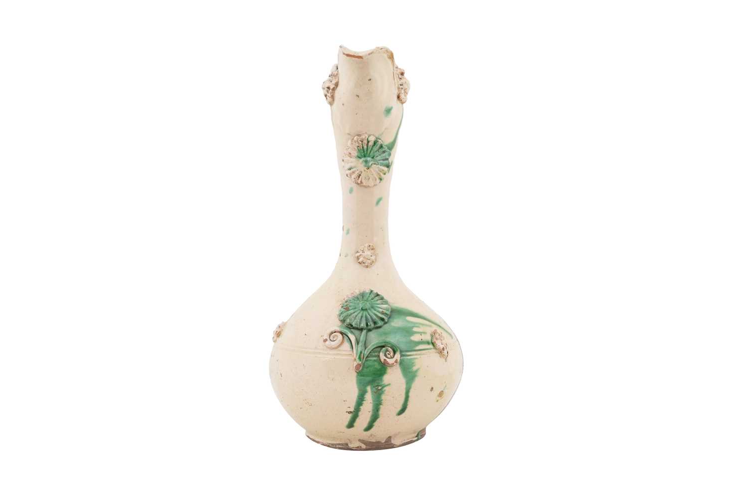 Lot 118 - A GREEN-SPLASHED WHITE-GLAZED CANAKKALE POTTERY EWER