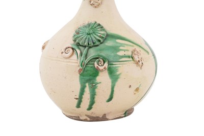 Lot 118 - A GREEN-SPLASHED WHITE-GLAZED CANAKKALE POTTERY EWER
