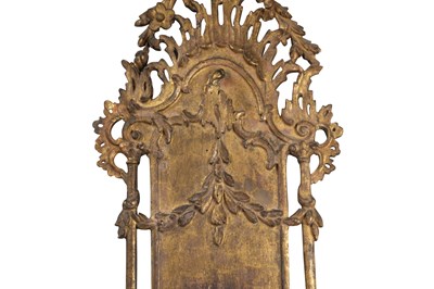 Lot 115 - AN OTTOMAN CARVED GILT WOOD TURBAN STAND (SARIK)