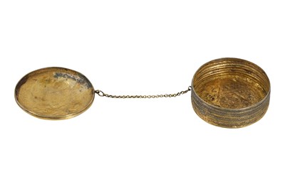 Lot 190 - A REPOUSSÉ GILT WHITE METAL SNUFFBOX WITH WINGED LION