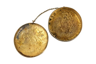 Lot 190 - A REPOUSSÉ GILT WHITE METAL SNUFFBOX WITH WINGED LION