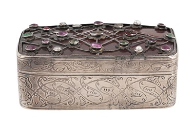 Lot 224 - AN OTTOMAN SILVER SNUFFBOX WITH GEM-SET AGATE LID
