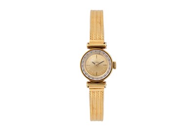 Lot 12 - A LADIES OMEGA 18K YELLOW GOLD MANUAL BRACELET WATCH.