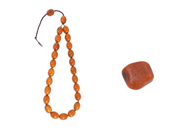 Lot 25 - A LARGE BUTTERSCOTCH AMBER BEAD NECKLACE AND AN AMBER PEBBLE.