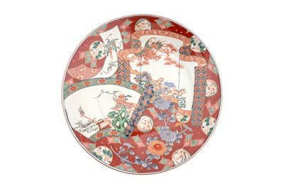 Lot 126 - A LARGE JAPANESE IMARI CHARGER