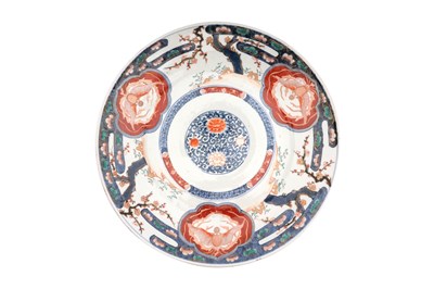 Lot 127 - A LARGE JAPANESE IMARI CHARGER