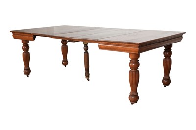 Lot 138 - AN EXTENDABLE OAK DINING TABLE