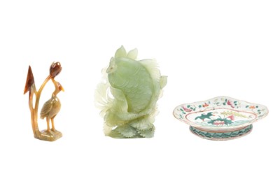Lot 8 - A CHINESE AGATE AND A SERPENTINE CARVING AND A FAMILLE ROSE STEM BOWL