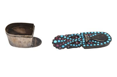 Lot 229 - A TURQUOISE AND GARNET-ENCRUSTED WHITE METAL PEN CASE INKWELL (DAWAT)