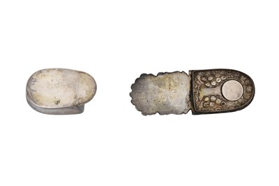 Lot 229 - A TURQUOISE AND GARNET-ENCRUSTED WHITE METAL PEN CASE INKWELL (DAWAT)