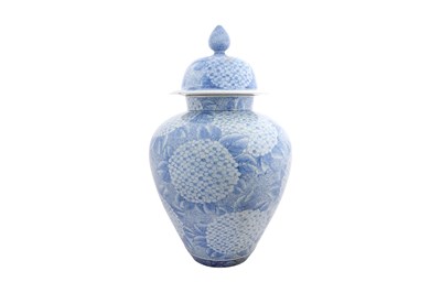 Lot 124 - A JAPANESE BLUE AND WHITE ’HYDRAENGA’ JAR AND COVER