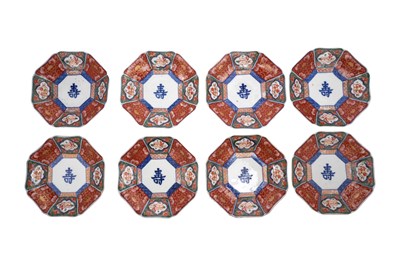 Lot 129 - A SET OF EIGHT JAPANESE OCTAGONAL KENJO IMARI DISHES