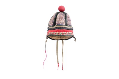 Lot 52 - A CHINESE EMBROIDERED SILK HAT