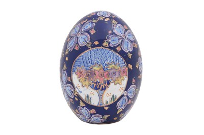 Lot 94 - A HAND PAINTED CERAMIC EGG