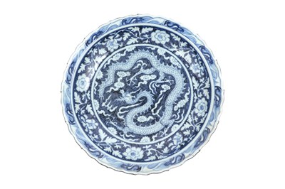 Lot 65 - A LARGE CHINESE BLUE AND WHITE 'DRAGON' CHARGER