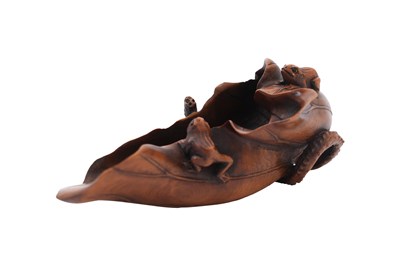 Lot 117 - A JAPANESE BOXWOOD CARVING OF FROGS ON A LOTUS LEAF