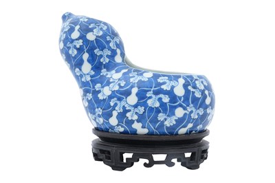 Lot 122 - A JAPANESE BLUE AND WHITE DOUBLE GOURD EWER