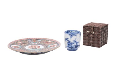 Lot 130 - A JAPANESE BLUE AND WHITE CUP ATTRIBUTED TO KATO GOSUKE AND AN IMARI 'SHIP' SAUCER