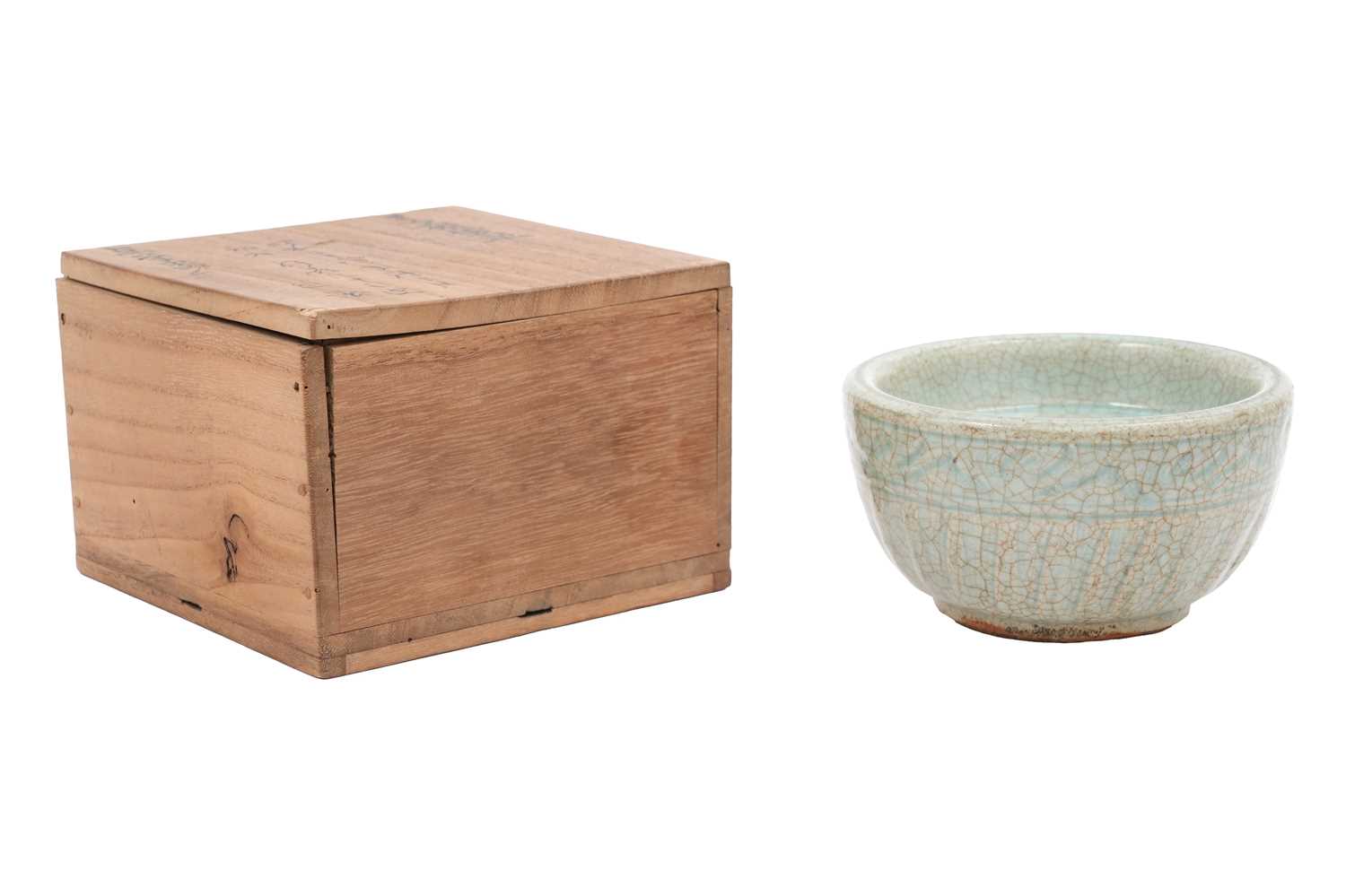 Lot 20 - A CHINESE LONGQUAN CELADON FOOD WARMER