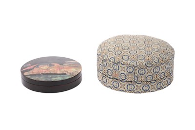 Lot 115 - A JAPANESE NAGASAKI BLACK LACQUER 'SHŌJŌ' BOX AND COVER