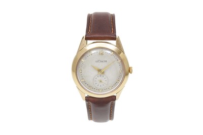 A MEN'S VINTAGE LECOULTRE Co 14K YELLOW GOLD MANUAL WRISTWATCH.