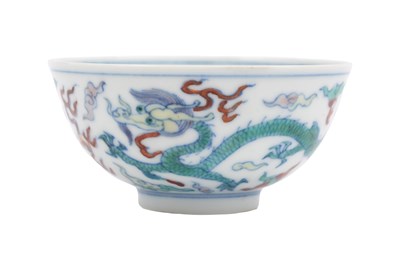 Lot 82 - A SMALL CHINESE DOUCAI 'DRAGON' CUP