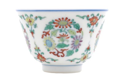 Lot 81 - A CHINESE DOUCAI 'MEDALION' CUP