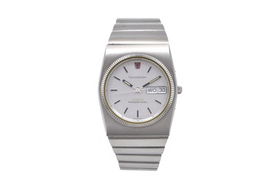 Lot 7 - A MEN'S OMEGA STAINLESS STEEL AUTOMATIC MEGAQUARTZ BRACELET WATCH.