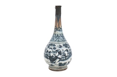 Lot 11 - A SAFAVID BLUE AND WHITE CHINESE INSPIRED POTTERY BOTTLE