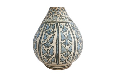 Lot 9 - A SAFAVID BLUE AND WHITE CHINESE INSPIRED POTTERY BOTTLE BASE