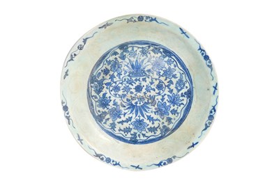 Lot 10 - A LARGE SAFAVID BLUE AND WHITE CHINESE INSPIRED POTTERY DISH