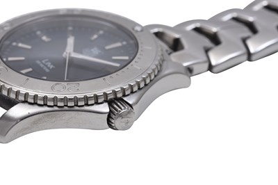 Lot 121 - A TAG HEUER MEN’S STAINLESS STEEL QUARTZ BRACELET WATCH.